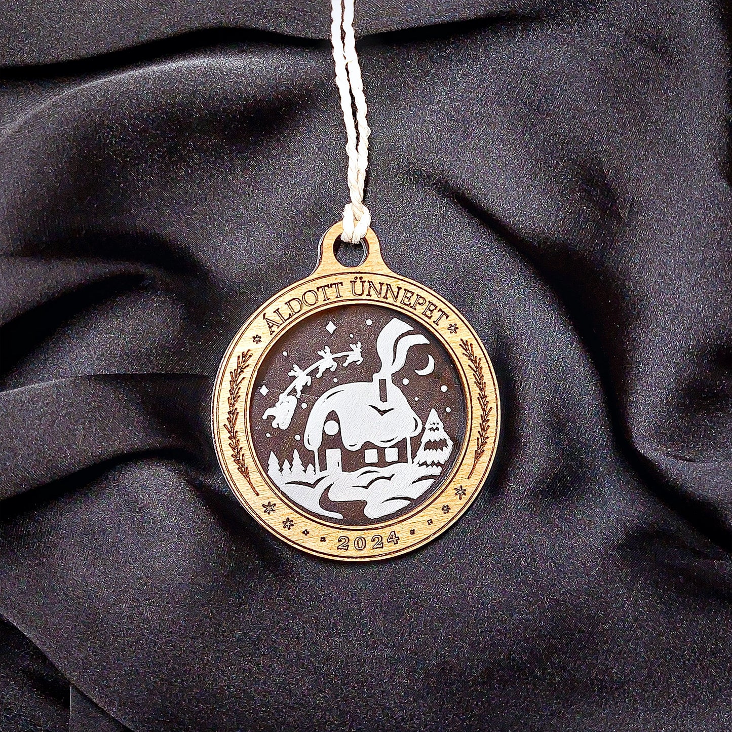 Fa- akril gravírozott dísz HÁZIKÓ