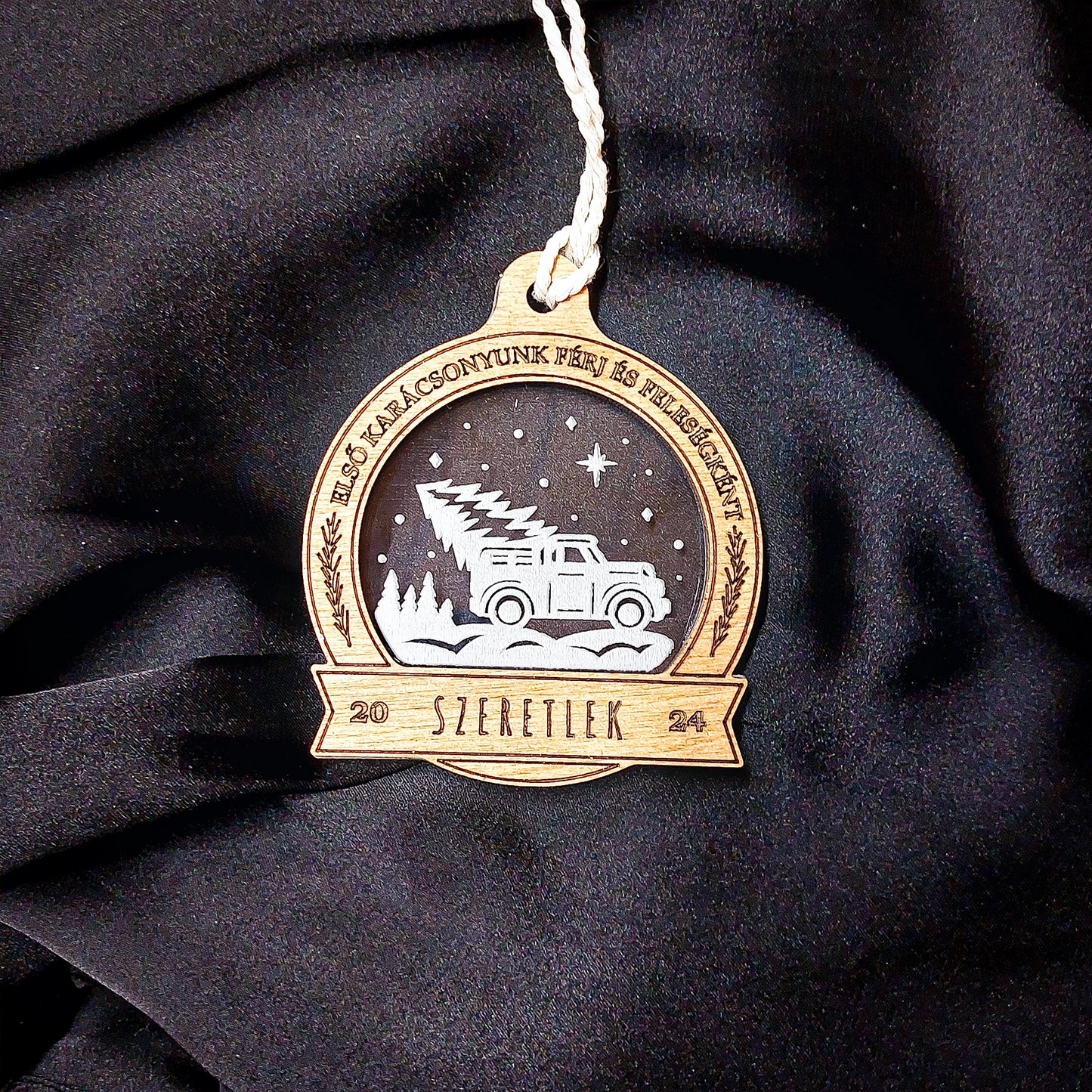 Fa- akril gravírozott dísz ELSŐ KARÁCSONYUNK