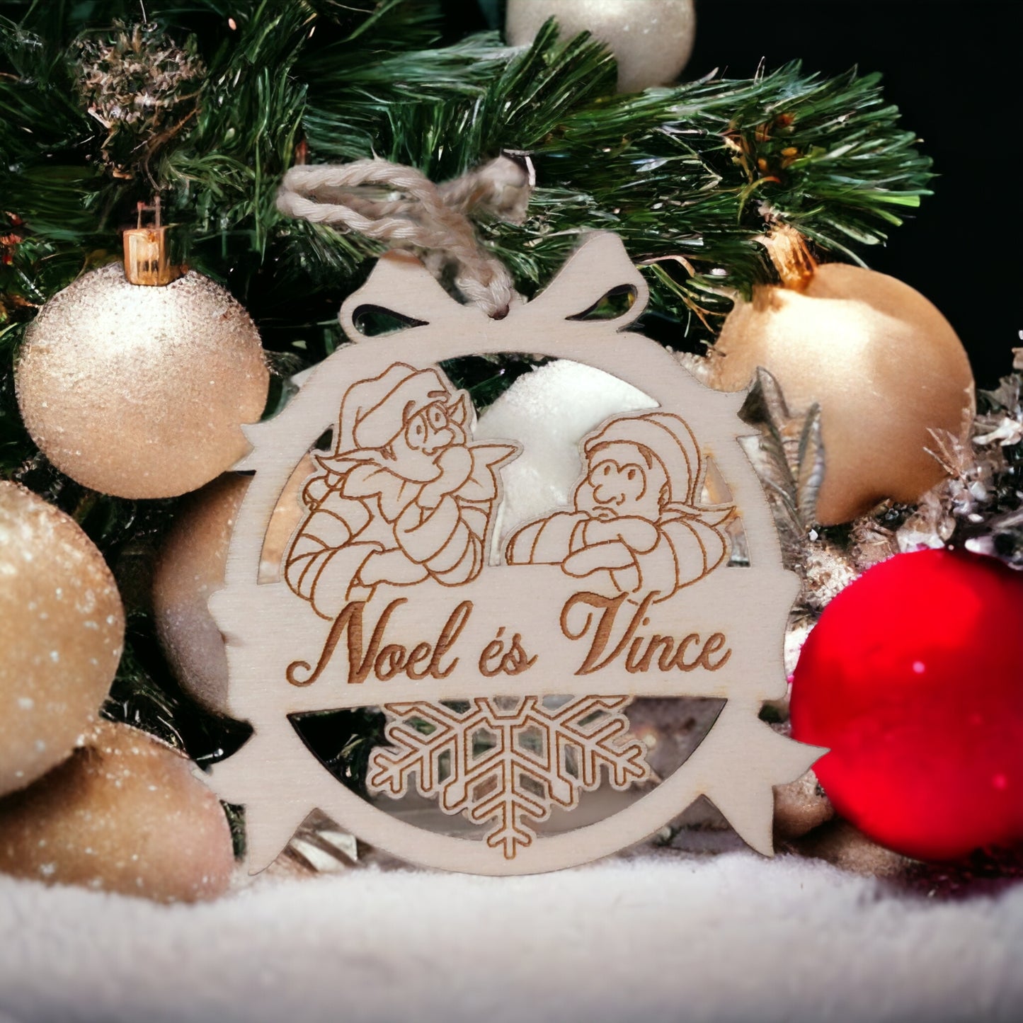 Fából készült karácsonyi dísz, két manóval