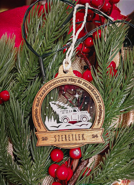 Fa- akril gravírozott dísz ELSŐ KARÁCSONYUNK