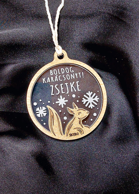 Fa- akril gravírozott dísz MÓKUS