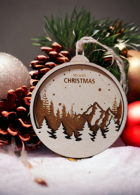 Fából készült karácsonyi dísz, erdővel és hegyekkel